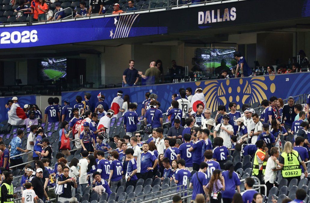 Limpiar la tribuna antes de irse, el aplaudido hábito japonés que reaparece en el Mundial