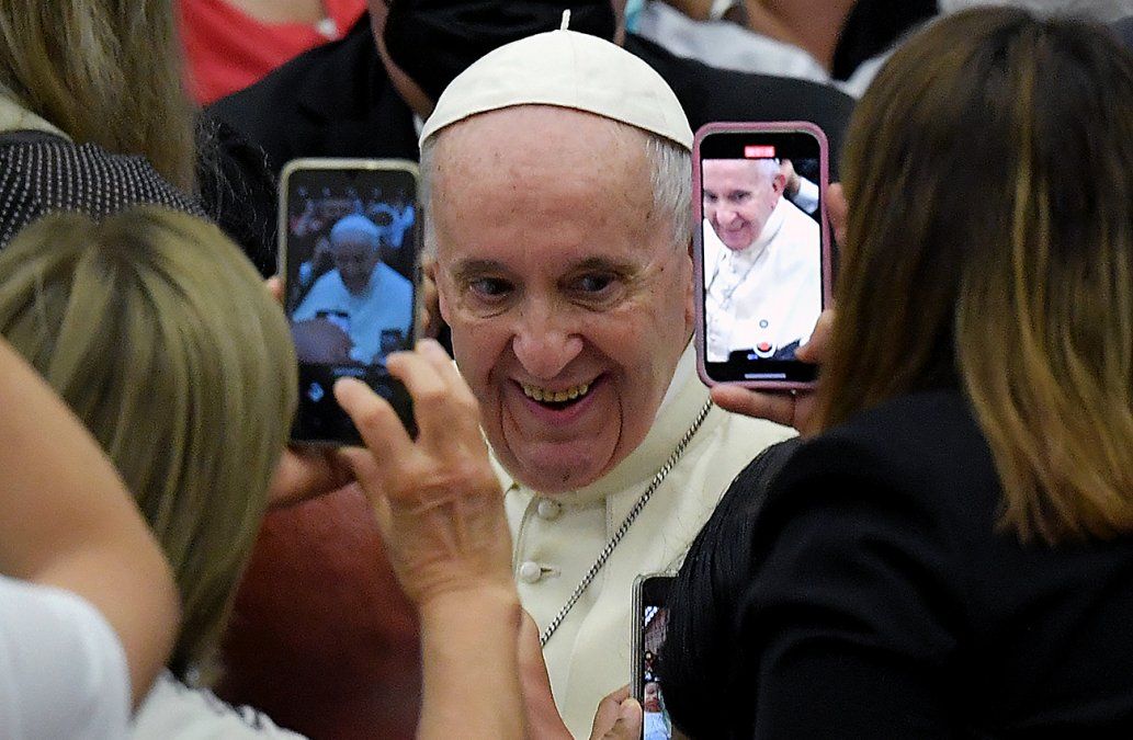 ElPapa Francisco saluda a la gente, después de su audiencia generalsemanal en el Vaticano.
