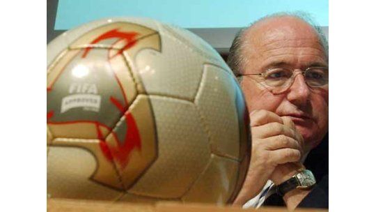 Caso Suárez: llueven críticas a Blatter por restarle importancia