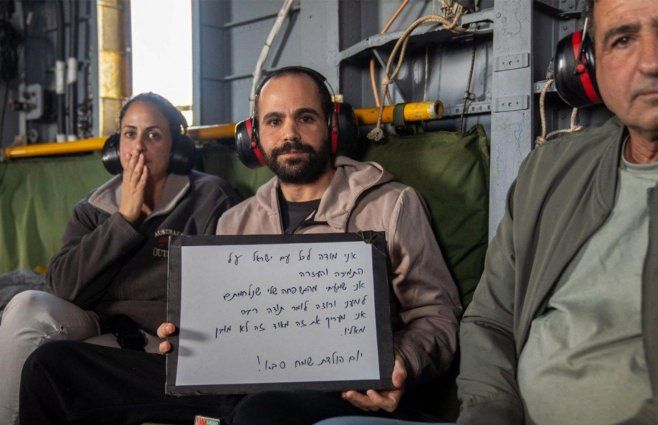 Foto: GPO vía AFP. Yarden Bibas (centro) junto con su hermana y su padre tras ser liberado.