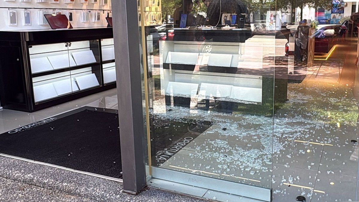 Robo en local de celulares en Carrasco: delincuente rompió vidrieras y escapó con al menos 18 aparatos