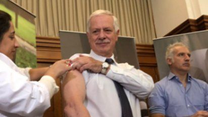 El ministro Basso y el pediatra Gabriel Peluffo dieron el puntapié inicial a la campaña de vacunación contra la gripe en 2017