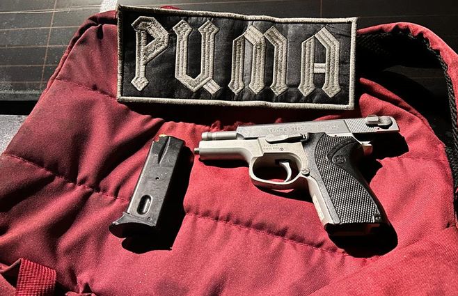 Foto cedida a Subrayado. Pistola incautada dentro del vehículo.