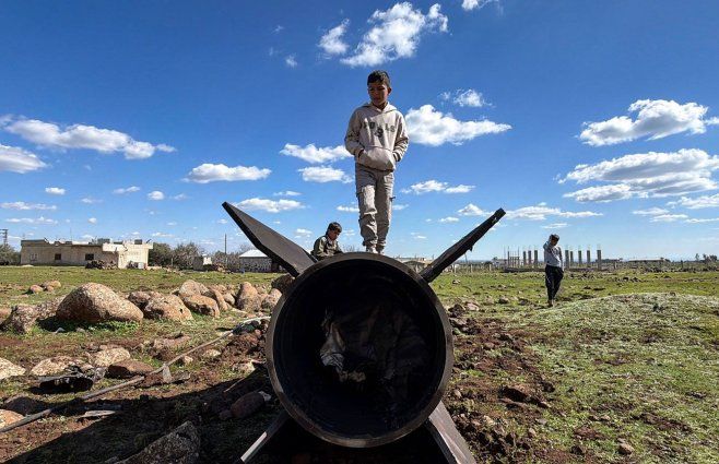 Niños sobre un misil de Irán que cayó en Siria, cerca de los Altos del Golán, según informó Israel. Foto: AFP