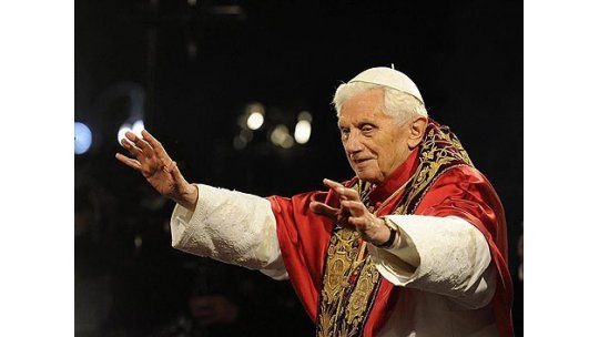 Benedicto XVI presidió el Vía Crucis y habló a las familias