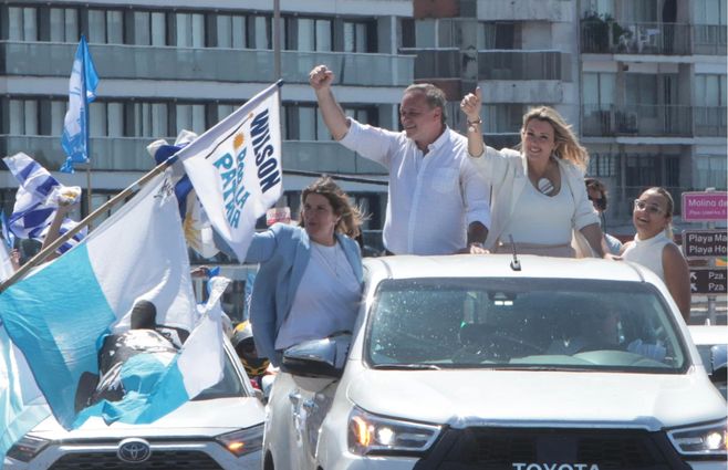 Foto: FocoUy. Álvaro Delgado y Valeria Ripoll encabezan la caravana del PN.