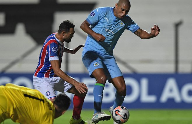 Mama Arismendi disputa una pelota en su área. Es el líder de este City Torque