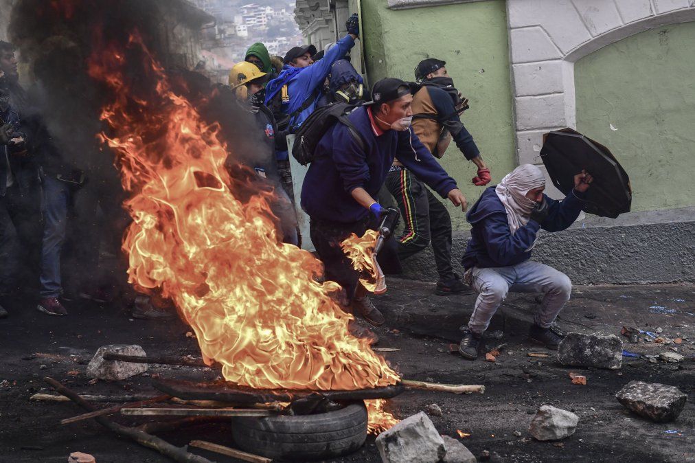Los manifestantes se enfrentan con la policía antidisturbios en Quito el 9 de octubre de 2019 en el segundo día de protestas violentas por un aumento en el precio del combustible.