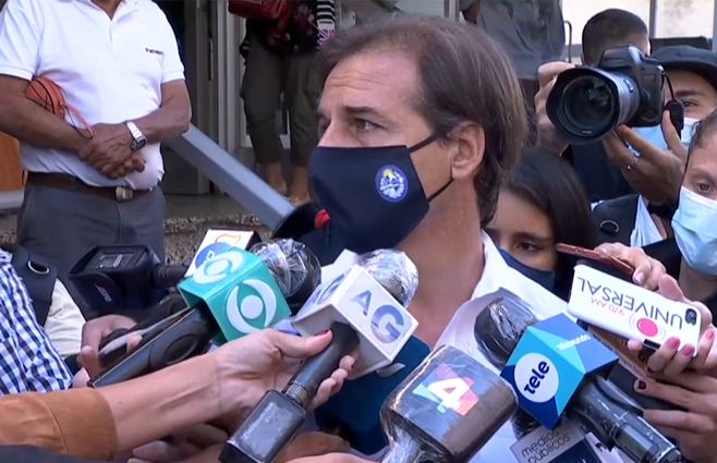 Lacalle Pou habla con la prensa en la puerta del Maciel, el lunes 29, cuando se vacunó contra el Covid-19.
