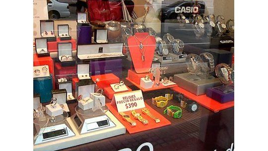 Dos mujeres asolan tiendas del Centro: una distrae y la otra roba