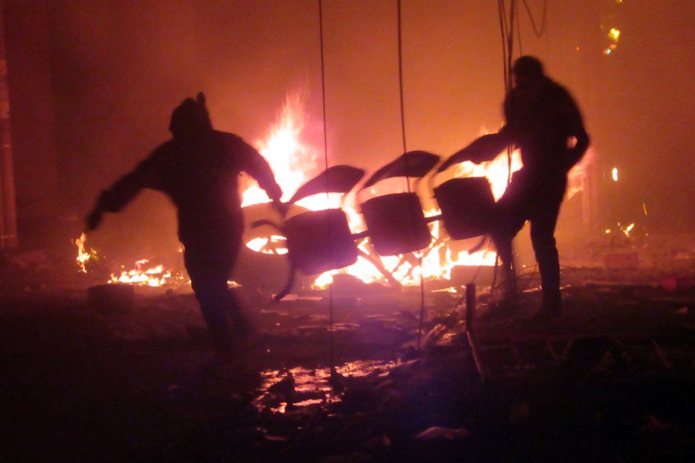 Manifestantes de oposición boliviana prenden fuego las oficinas electorales en Sucre en rechazo a reconocer los resultados de las elecciones.