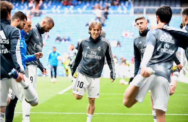 Fede Valverde en la previa del partido, junto a Modric (mejor jugador del mundo 2018) y Benzemá, goleador del Real Madrid.