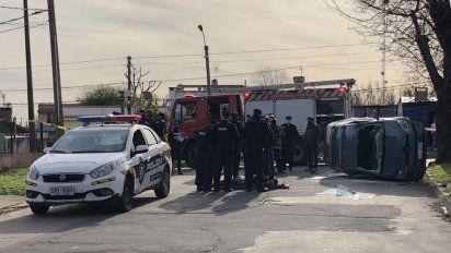 dos delincuentes detenidos tras una persecucion con tiroteo y vuelco