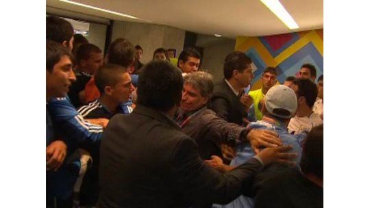 Incidentes entre jugadores uruguayos y argentinos tras el partido