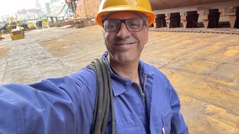 Abdala de regreso a Industrias Tsakos. Está muy contento con sus compañeros de trabajo