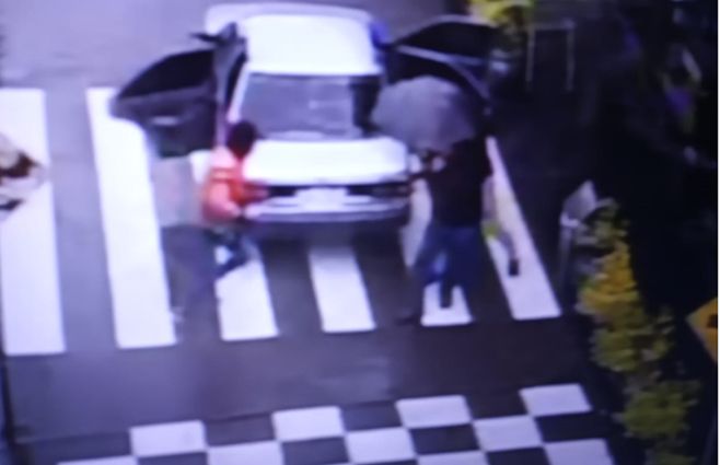 Foto: momento en el que llegan los delincuentes y se cruzan con clientes en la puerta del supermercado.