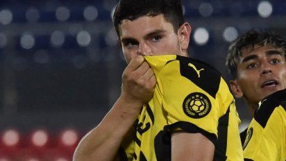 penarol y paranaense juegan a las 21:30 en el campeon del siglo