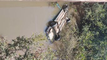 auto despisto y cayo de un puente en rivera: quedo sumergido y un hombre de 86 anos murio