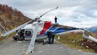 cinco turistas y un piloto murieron al estrellarse su helicoptero en el monte everest