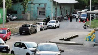 Foto: Subrayado. Policías trabajan en la puerta del hospital Pasteur, donde llegó el auto con las víctimas, este jueves en la tarde.