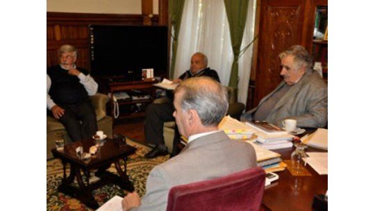 Reunión clave por crisis carcelaria: Mujica, Bonomi y Huidobro