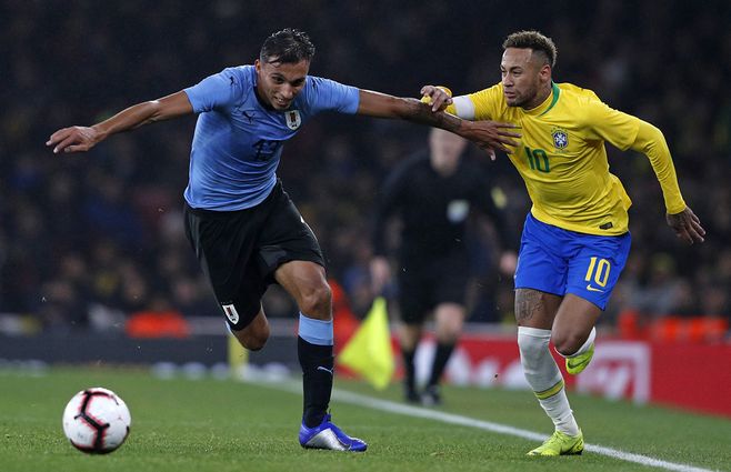 Mathias-Suarez-debuta-Brasil-Neymar-Uruguay-AFP.jpg