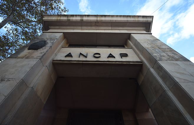 ancap-fachada-cartel-foco-uy