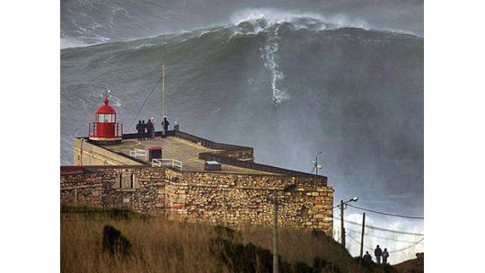 Hawaiano consigue surfear la ola más grande conocida hasta ahora