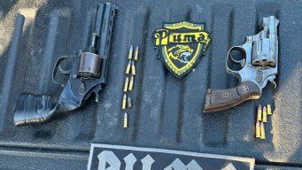 Foto cedida a Subrayado. Dos revólveres incautadas a los adolescentes.