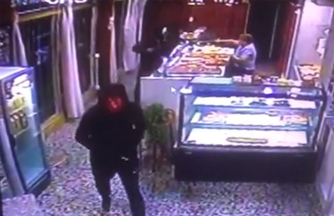 ladrones-panaderia-mascaras-terror.jpg
