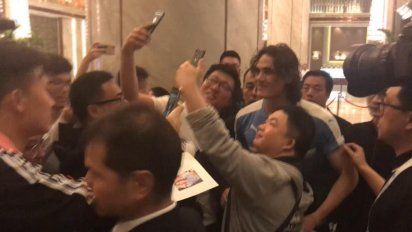 edinson cavani y luis suarez causan furor entre hinchas chinos