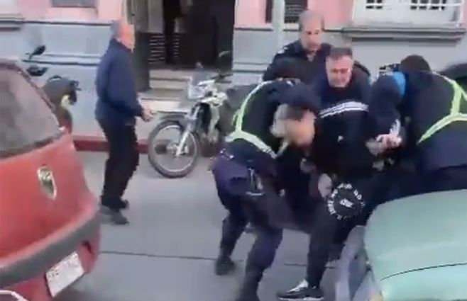 Captura de video. Detención frente a la jefatura de Policía de Maldonado. &nbsp;