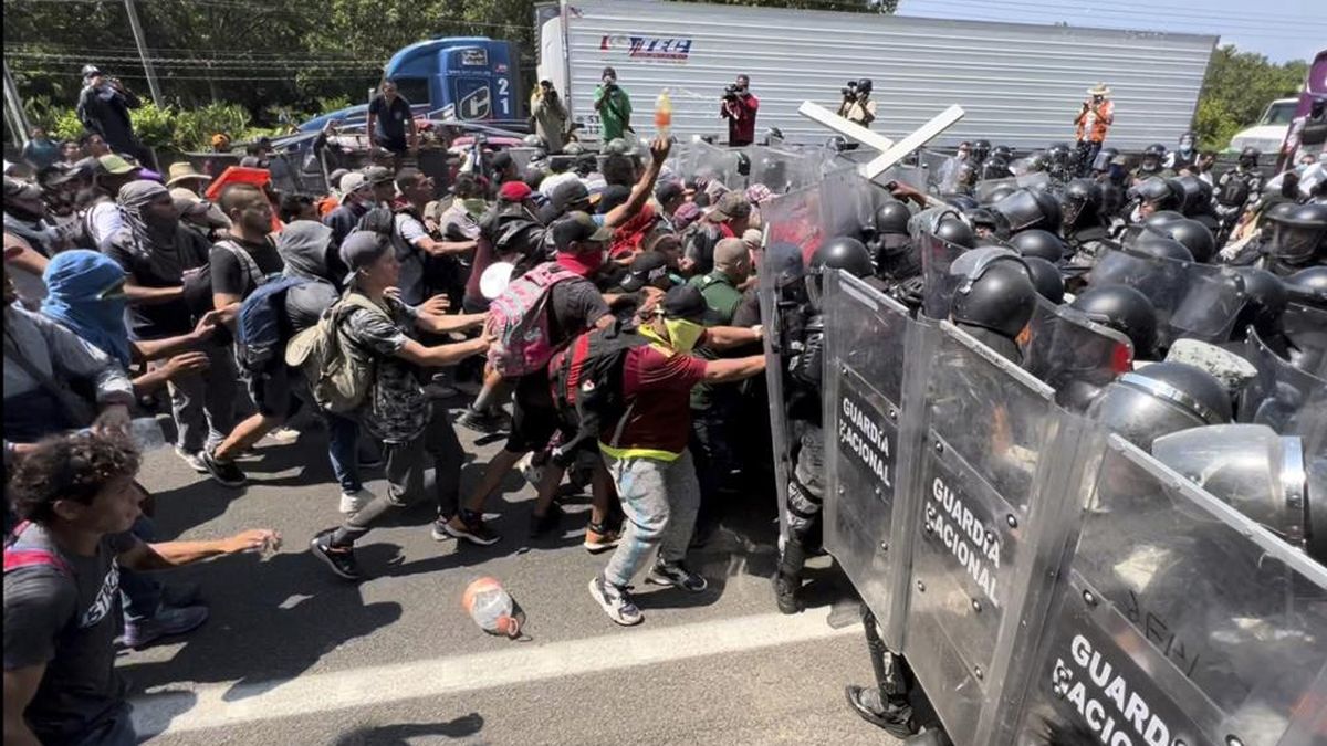 Caravana de 600 migrantes que buscar cruzar a EEUU se enfrenta