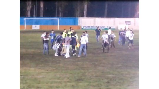 Dos futbolistas procesados por pelea en un partido en Fray Bentos