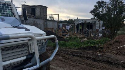un policia se atrinchero, le amputo una mano a un companero y se suicido