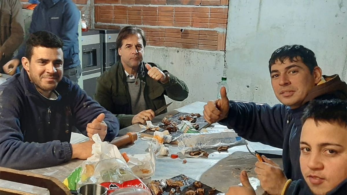 Lacalle Pou comió un asado con trabajadores de una obra en construcción al costado de Torre Ejecutiva