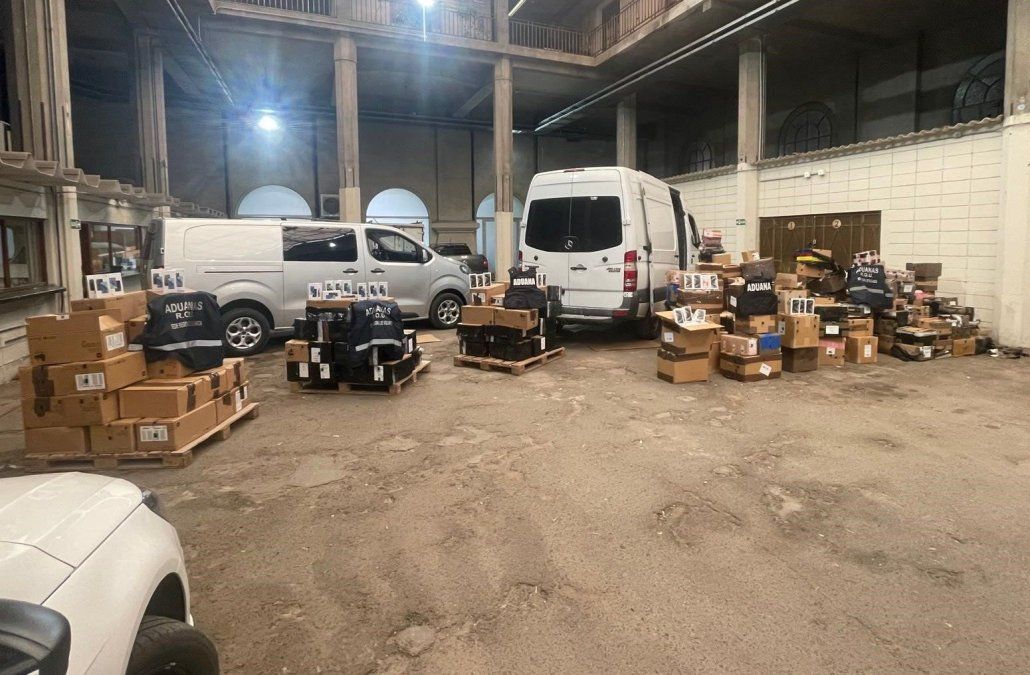Foto: Aduanas. Los conductores de ambas camionetas están detenidos.