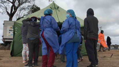 Personal de salud frente a la carpa de ASSE donde realizan los hisopados