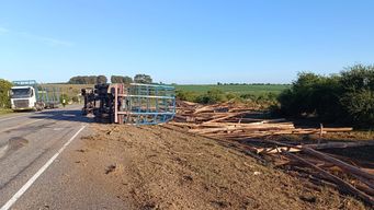 Siniestro con lesionados leves: camión volcó en la ruta 54 de Colonia. Foto: Policía Caminera.&nbsp;