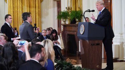 cnn lleva a la justicia la pelea de trump con el periodista jim acosta