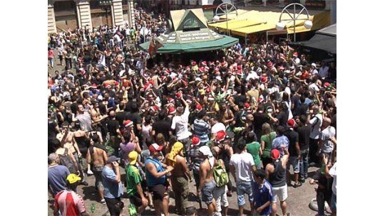 Batalla de sidra y candombe en el tradicional Mercado del Puerto