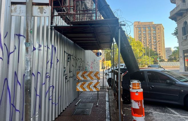 Abajo del techo de la obra en construcción, sobre la vereda, fue hallado el cuerpo del hombre apuñalado. Foto: María Eugenia Scognamiglio, Subrayado.