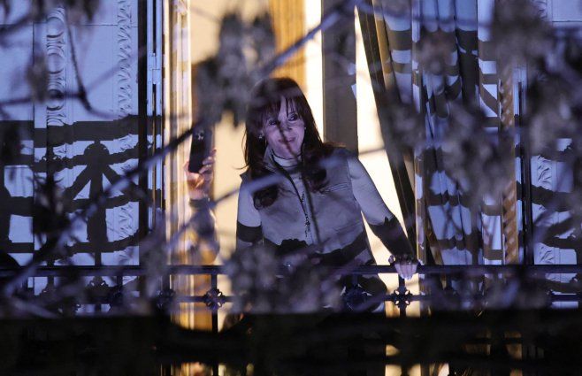 Foto: AFP. Cristina Fernández mira a sus partidarios en el balcón de su casa en Buenos Aires el 10 de junio de 2025.