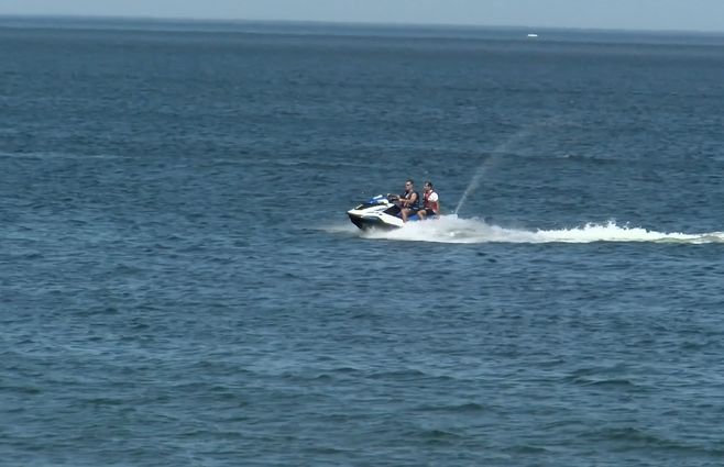 Una moto de agua durante la búsqueda del nadador argentino que se ahogó en playa Mansa de Punta del Este.