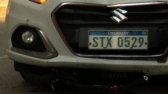monopatin con dos personas termino debajo de un taxi en el centro; ambas estan internadas