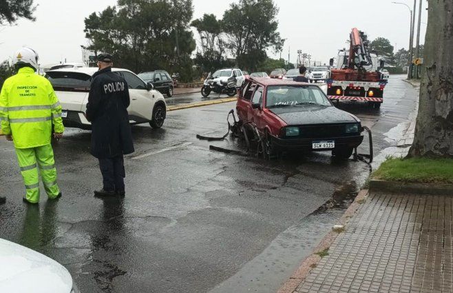 Foto: Beatriz Martínez, Subrayado. Accidente de este viernes en la rambla de Punta Gorda, Montevideo.