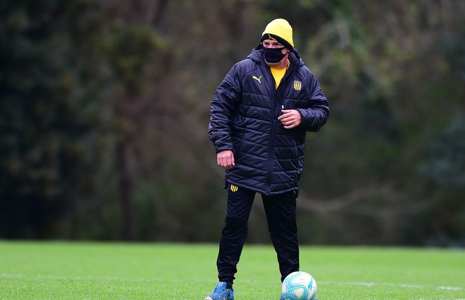 Mario Saralegui en Los Aromos. Su debut es muy esperado. El DT ya prob&oacute; cambios en el mediocampo respecto a lo que ven&iacute;a desarrollando su antecesor, Diego Forl&aacute;n