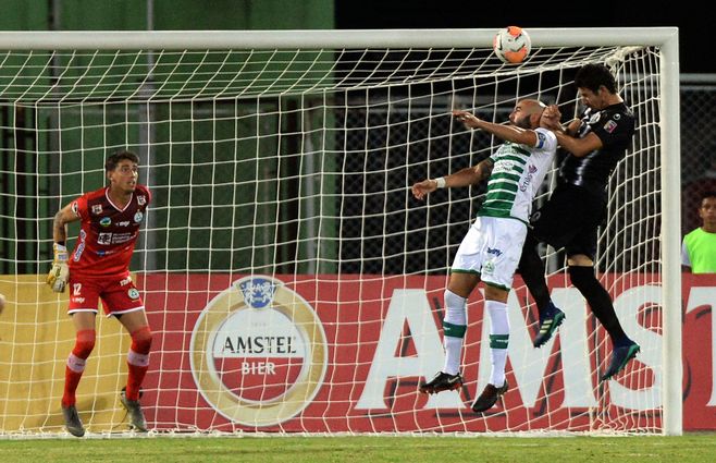 El zaguero uruguayo Ignacio Gonz&aacute;lez gana por arriba en el &aacute;rea de Plaza Colonia. Fue el autor del &uacute;nico gol del partido con el que Zamora venci&oacute; a los patas blancas