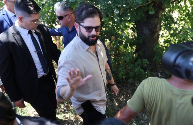 Foto: FocoUy. Gabriel Boric llega a la chacra de José Mujica, en la zona rural de Montevideo.