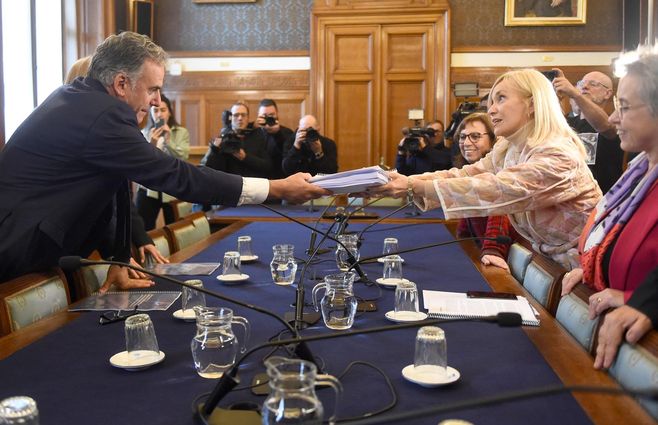 Orsi recibe informe de manos de Argimón. Foto: Foco UY